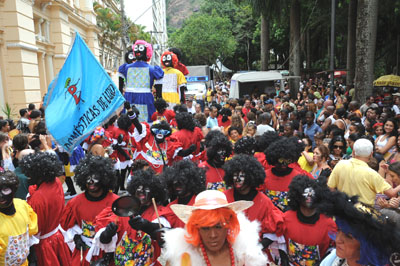 Portal de Notícias PJF | Corredor da Folia - Desfile do bloco Domésticas de Luxo leva  animação às ruas do Centro  | FUNALFA - 28/2/2011